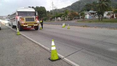 Retienen a 'diablos rojos' y busitos que se dirigían a ríos y playas