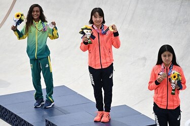 Niñas de 13 años ganan oro y plata en la primera competencia de ‘skate’ femenino de los Juegos Olímpicos