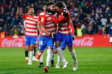 Un gol del colombiano Arias le da triunfo al Granada frente al Alavés
