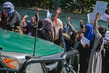 Talibanes dispersan nuevas protestas en Kabul y siguen preparando gobierno