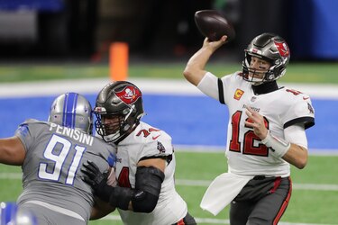 Un Tom Brady de récord impulsa a los Buccaneers de vuelta a playoffs de la NFL