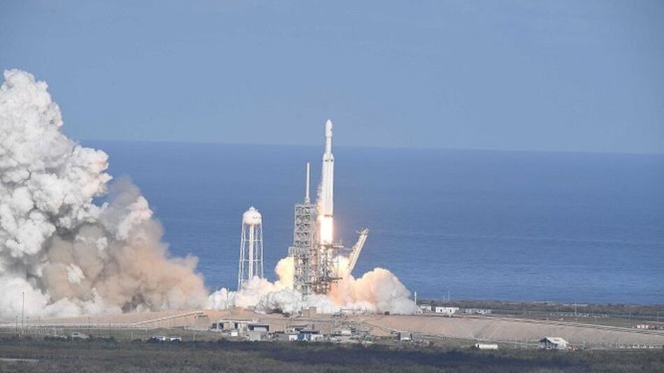 SpaceX lanza el cohete más poderoso del mundo rumbo a Marte
