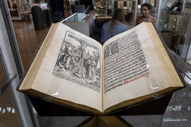 La feria del libro antiguo vuelve a Nueva York con cartas de Plath y atlas millonarios
