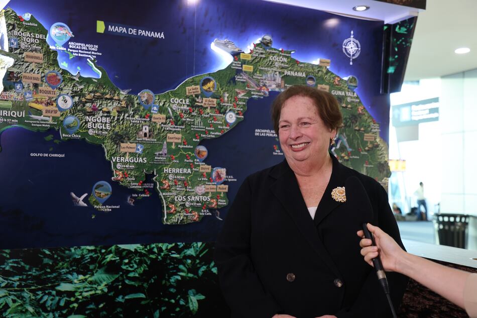 La embajadora estadounidense Mari Carmen Aponte llega a Panamá