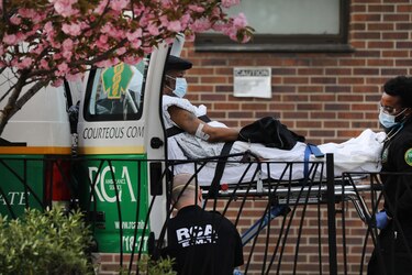 Récord de 2,228 muertes en 24 horas por coronavirus en Estados Unidos, según Johns Hopkins
