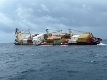 Contenedores del buque con carga peligrosa hundido frente a la India llegan a la costa