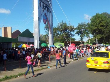 Aglomeración por entrega de juguetes en David