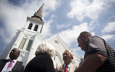 Iglesia de Charleston celebra su primer servicio religioso luego de la matanza