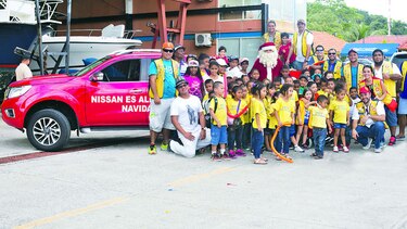 Santa Claus entregó regalos en su trineo Nissan