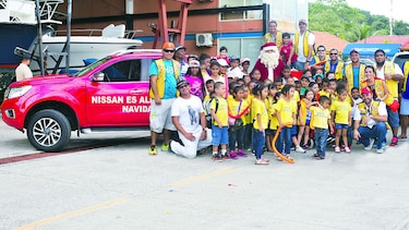Santa Claus entregó regalos en su trineo Nissan