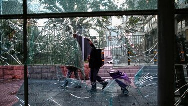 Santiago de Chile, el metro inutilizado y militares en las calles