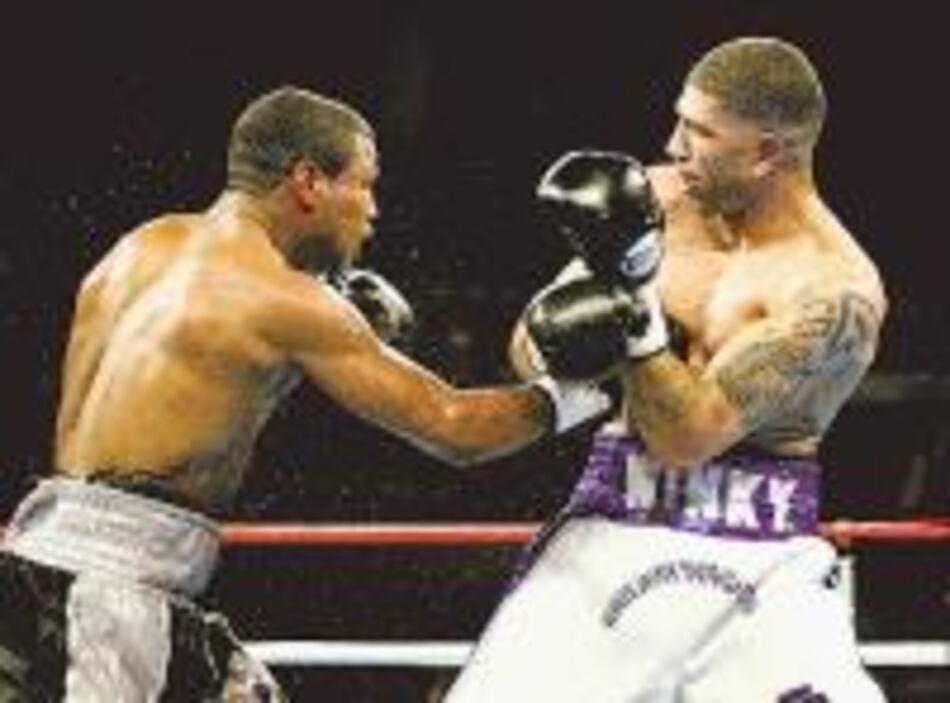 Shane Mosley perdió sus títulos 'superwelters'