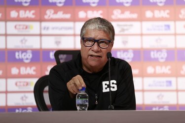 Bolillo perdió las casillas tras ser increpado por fanático salvadoreño