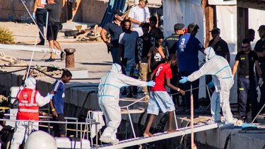 Los migrantes del Open Arms desembarcan en la isla italiana de Lampedusa