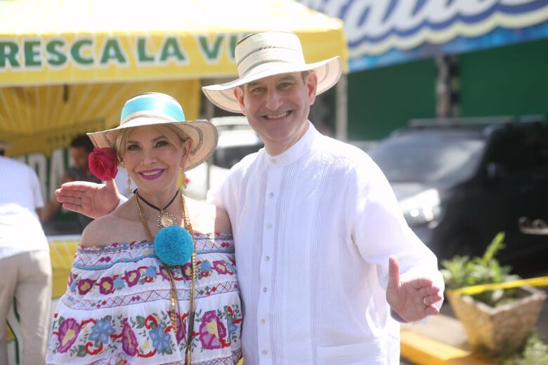 Ataviados, la pareja presidencial encabeza el desfile de las Mil Polleras