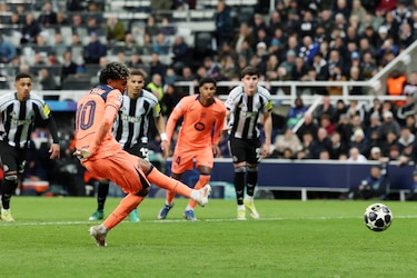 Lamine Yamal, de penalti en el 96, salva al Barcelona