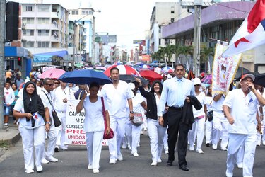 Técnicos de enfermería marchan a la Presidencia