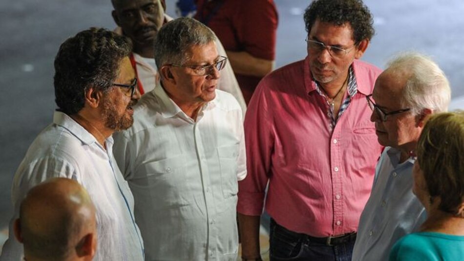 Gobierno colombiano indulta a 30 guerrilleros de las FARC como gesto de paz