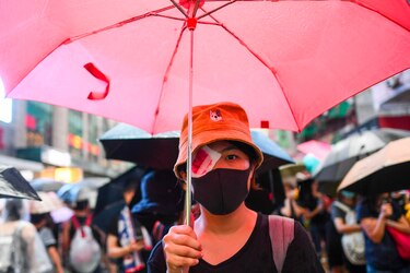 Gigantesca manifestación convoca a cientos de miles en Hong Kong pese a tormenta