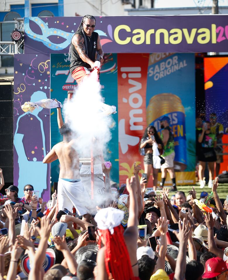 Carnaval en Santiago: sol, agua y música marcan la tercera jornada de fiesta
