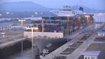 El megaportacontenedor Cosco Development transita por el Canal de Panamá