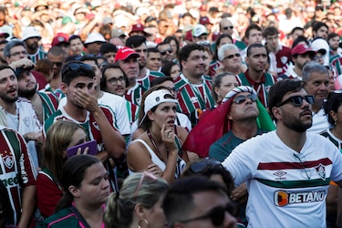 Derrota ante el Manchester lleva al llanto a los hinchas de Fluminense en la sede del club
