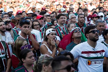 Derrota ante el Manchester lleva al llanto a los hinchas de Fluminense en la sede del club