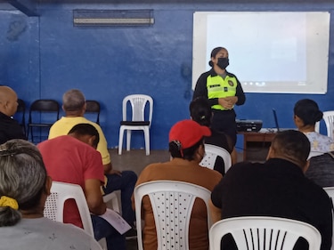 Dueños y conductores de buses colegiales coordinan con el Tránsito información vial antes del inicio del año escolar