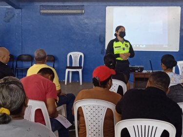Dueños y conductores de buses colegiales coordinan con el Tránsito información vial antes del inicio del año escolar