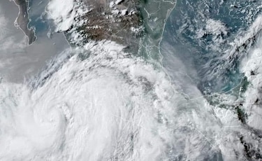 Huracán Enrique disminuye velocidad frente a costas de México