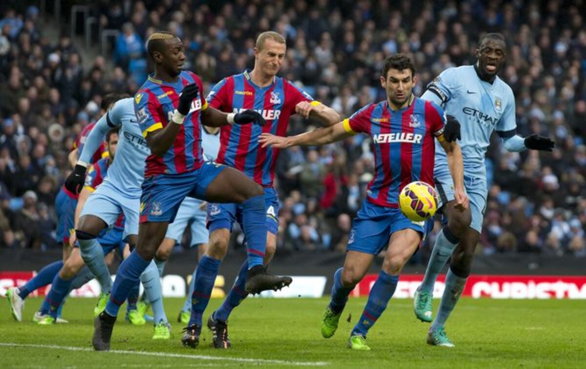 Manchester City gana y empata en la cima con Chelsea