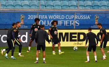 Brasil enfrenta a un Ecuador que lucha por seguir a flote