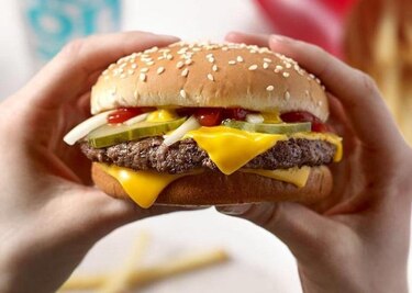 Hamburguesas cuarto de libra de McDonald’s, implicadas en brote de E. coli en Estados Unidos