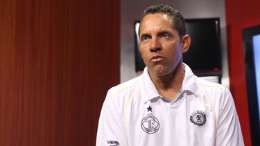 Suspenden por cinco partidos a Mike Stump, técnico del Chorrillo FC