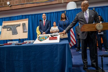 Senado de Nueva York aprueba endurecer los requisitos y las restricciones para el uso de armas en el estado