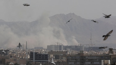 Imágenes: Estados Unidos e Israel lanzan un ataque contra Irán y Teherán promete una ‘respuesta aplastante’