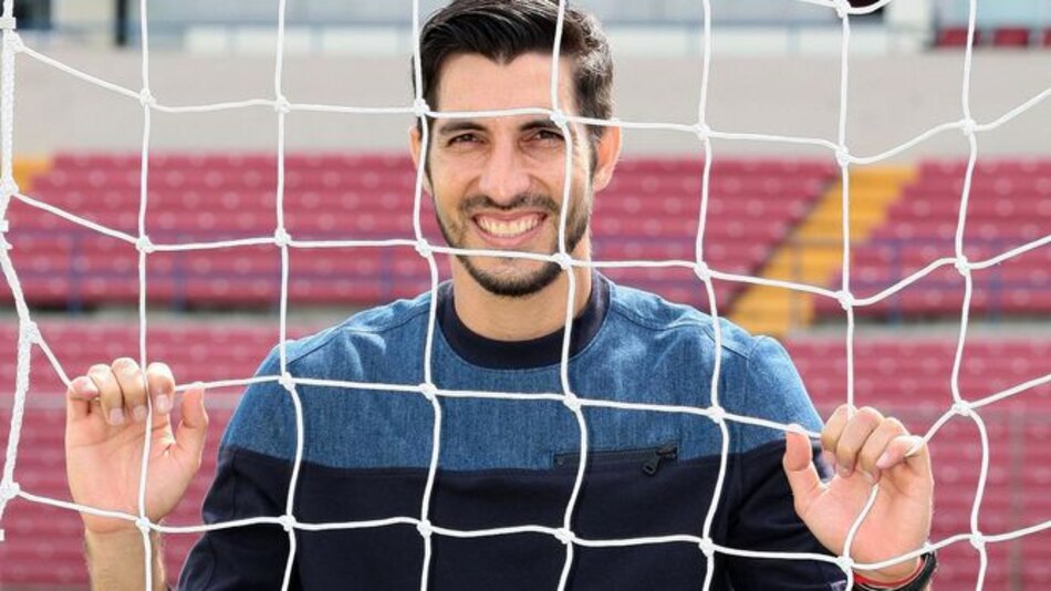 Portero Jaime Penedo mira hacia adelante