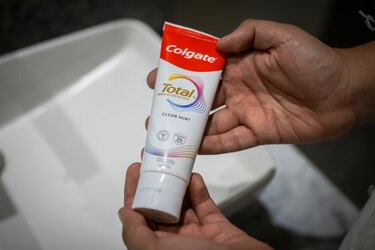 ¿Qué es el fluoruro de estaño en Colgate Total Clean Mint y por qué preocupa?