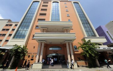 Médicos especialistas del Hospital Santo Tomás piden suspensión de cirugías