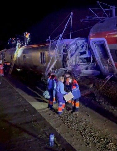 Mueren al menos 39 personas al chocar dos trenes de alta velocidad en el sur de España