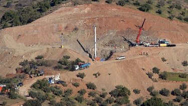 Los mineros, muy cerca de llegar al pozo donde cayó un niño en España