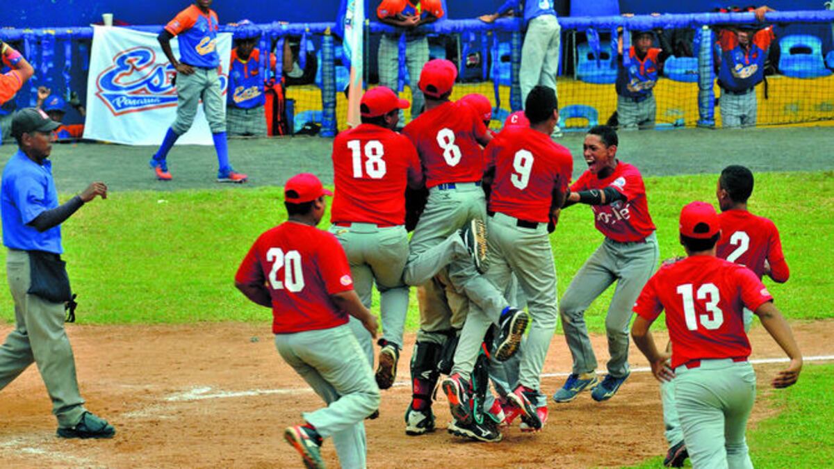 La novena de Coclé festeja tras superar al invicto Panamá Oeste en la primera semifinal.