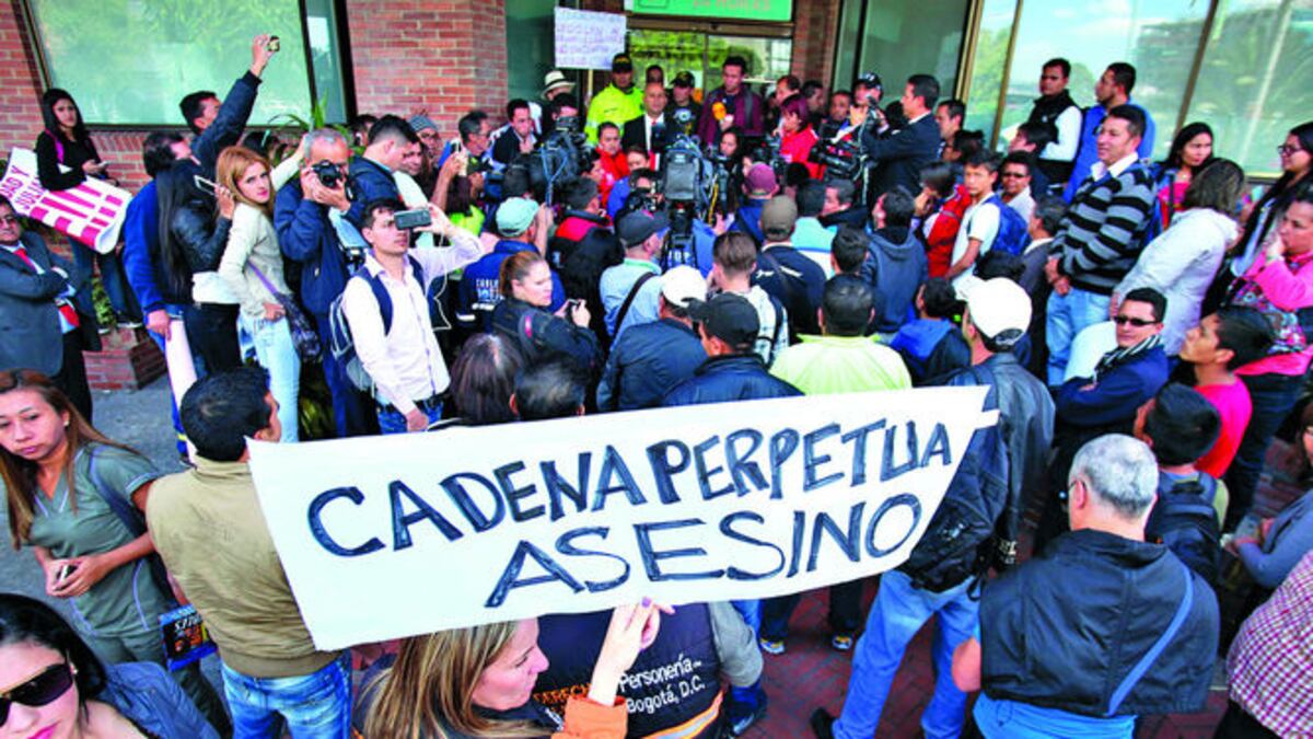 Hubo protestas afuera de la clínica donde estuvo recluido Rafael Uribe Noguera, en el edificio donde se cometió el crimen y en el juzgado. Cortesía El Tiempo-Abel Cár