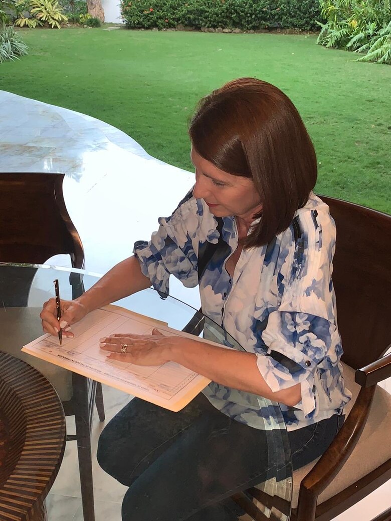 Ricardo Martinelli firma solicitud para iniciar trámites de inscripción de partido y dice que abandonará Cambio Democrático