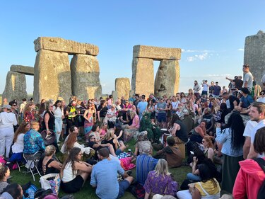 Unas 25,000 personas celebran el solsticio de verano en Stonehenge pese a la ola de calor