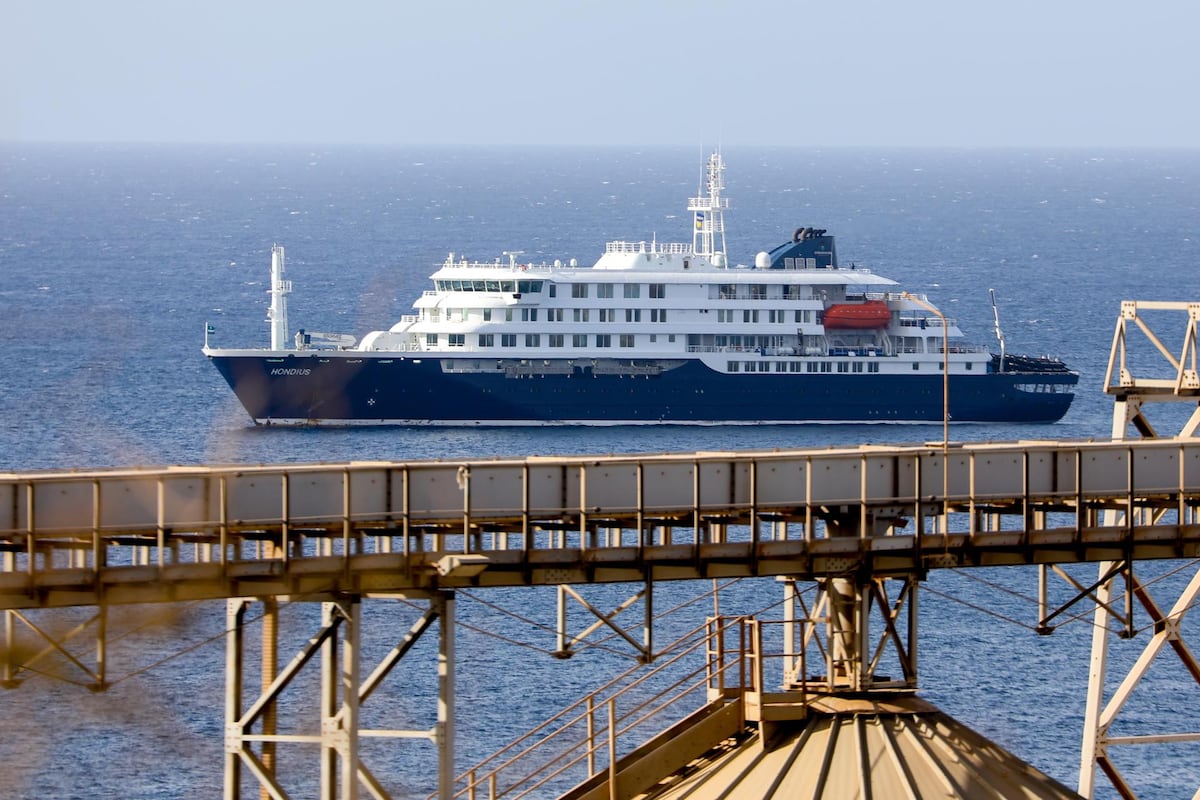 España pide evacuar a contagiados en Cabo Verde para que el crucero no pare en Canarias