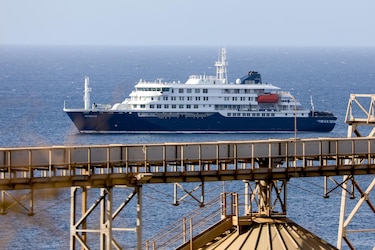 España pide evacuar a contagiados en Cabo Verde para que el crucero no pare en Canarias