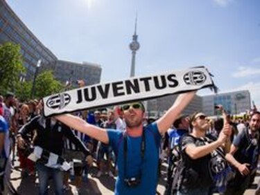 Aficiones del Barça y Juve se toman Berlín en un ambiente de hermandad
