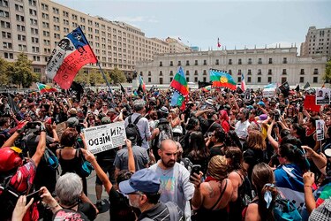 Chilenos protestan contra la represión policial en tres meses de crisis