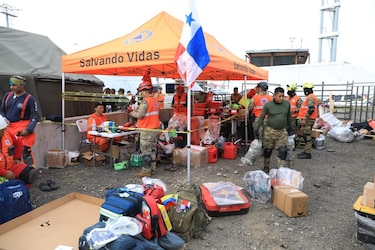 Rescatistas panameños operan con cámaras térmicas y perros K-9 en La Guaira